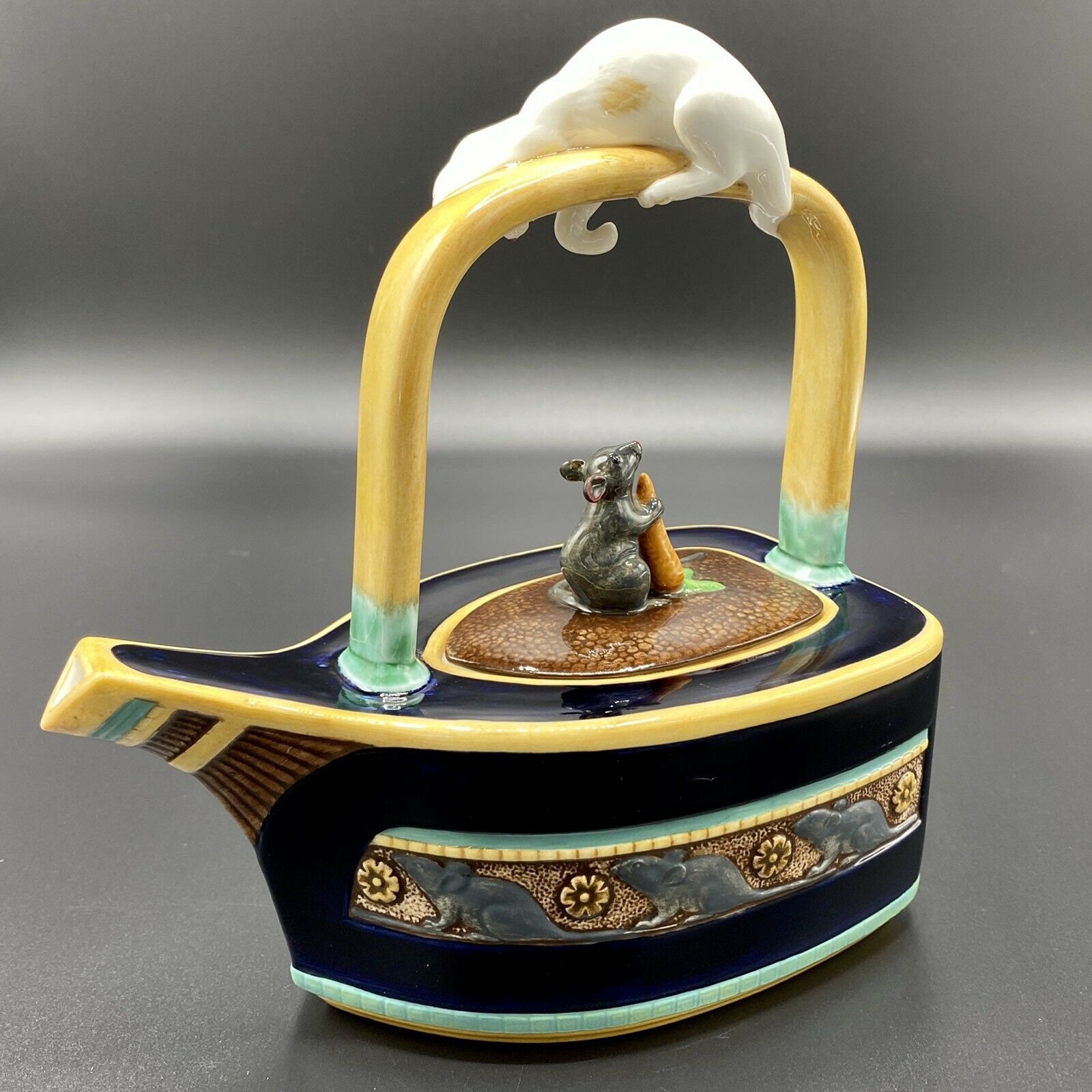 Palace Museum's Teapot and Teacup – Yellow Sweaters