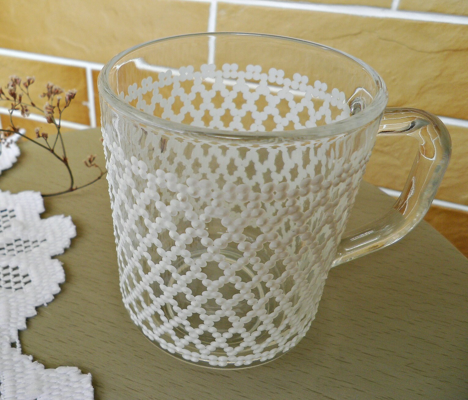 Handbemalte weiße Glastasse. Handbemalte Klarsichtbecher. | Etsy