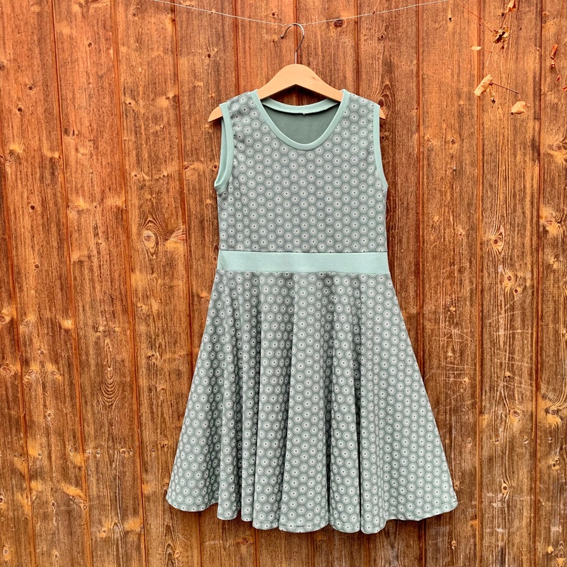 Drehkleid Kleid mit Tellerrock ärmellos Grün Sonnen