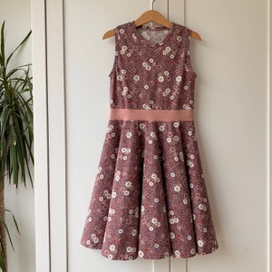 Drehkleid Kleid mit Tellerrock ärmellos Mauve Blumen