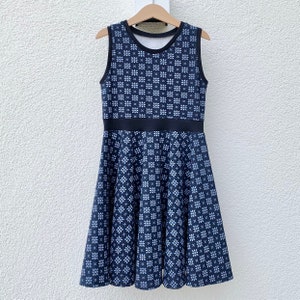 Drehkleid Kleid mit Tellerrock ärmellos Muster dunkelblau