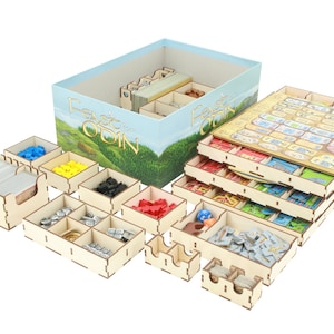Op de afbeelding: Houten organizer-inzetstukken voor het bordspel "Feast for Odin". De inzetstukken zijn gemaakt van natuurlijk hout en hebben compartimenten voor alle spelonderdelen, inclusief kaarten, tegels, meeples en dobbelstenen. De inzetstukken passen netjes in de speldoos, waardoor alles georganiseerd en gemakkelijk te vinden is.