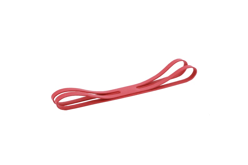 Puede incluir: Una banda de goma roja, doblada por la mitad, con una ligera curva.