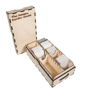 以下が含まれることがあります： カードを収納するための仕切りがある、蓋付きの木製ボックス。蓋には「The longer, harder wood.」という文字が印刷されています。