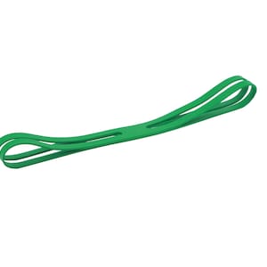 Puede incluir: Una banda de resistencia verde con un diseño en bucle. La banda está hecha de un material flexible y está diseñada para el ejercicio y la fisioterapia. La banda es de color verde vibrante y se muestra sobre un fondo blanco.