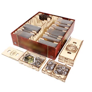 Puede incluir: Organizador de madera para el juego de mesa "El Señor de los Anillos: Viajes por la Tierra Media". El organizador incluye compartimentos para cartas, fichas y otros componentes del juego. El organizador está hecho de madera y tiene un acabado marrón.