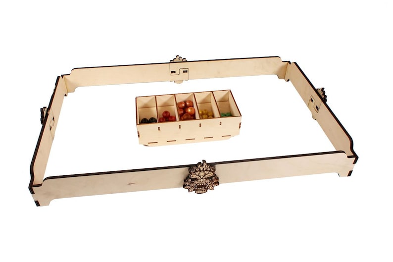Peut inclure: Un organisateur de jeu en bois avec un plateau amovible pour ranger les pi&egrave;ces de jeu. Le plateau comporte quatre compartiments et est rempli de billes color&eacute;es. L'organisateur a une t&ecirc;te de dragon en bois d&eacute;corative sur le devant.