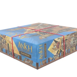 Puede incluir: Una caja azul con las palabras "Ankh Gods of Egypt Pantheon" impresas en ella. La caja est&aacute; envuelta en bandas de goma rojas.