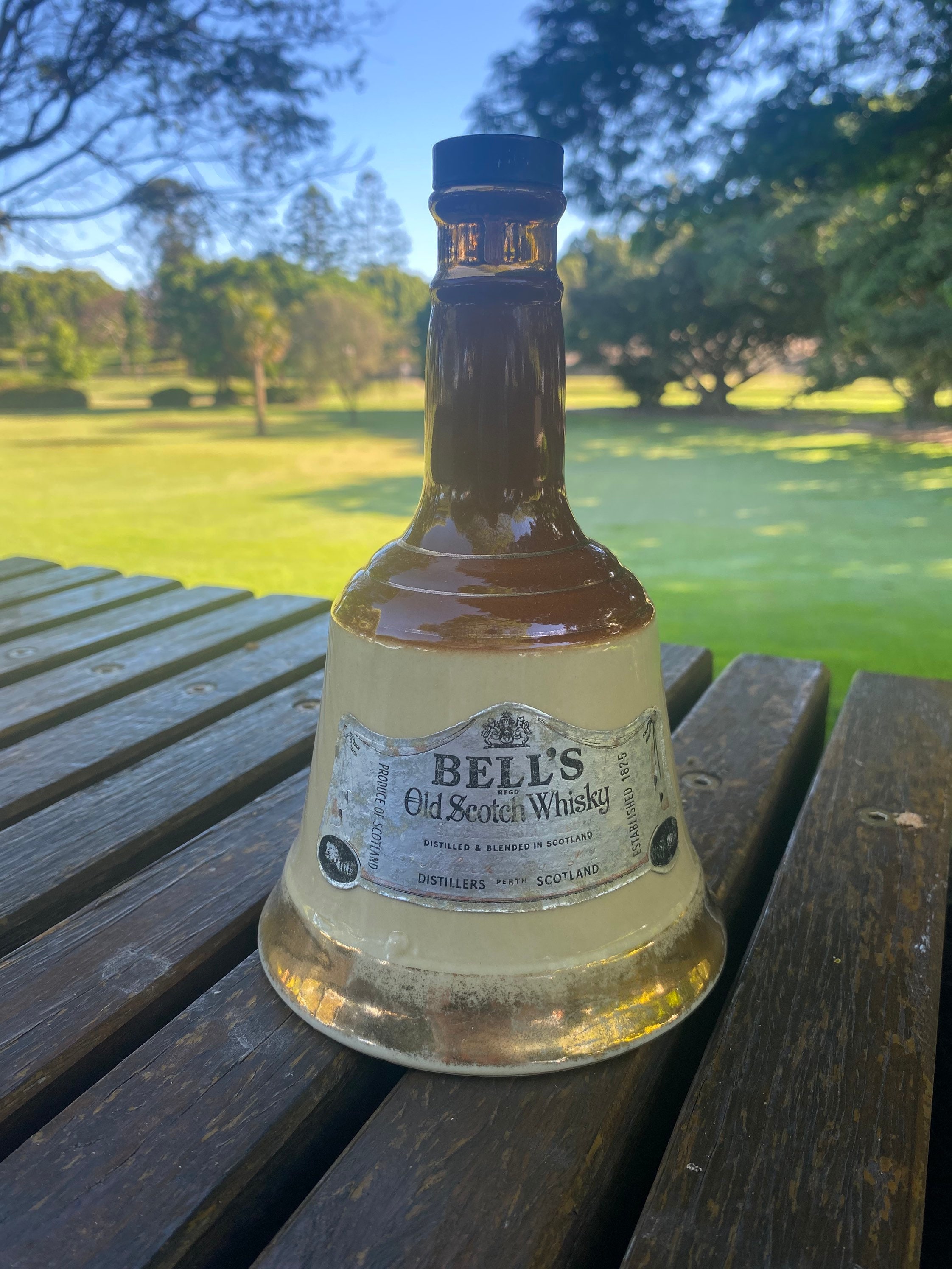 ウイスキー Hawaii Bell Whiskey Bottle Bell's 12 Year Old Hawaii Ceramic Decanter - Lot 190616 - Buy/Sell