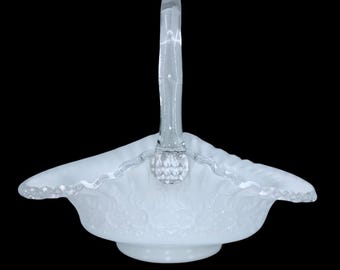 Cesto Fenton Silver Crest in vetro opalino con pizzo spagnolo, bordo arricciato, stile vintage menta