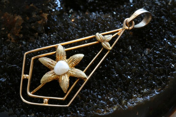 Pendentif Victorien XXL En Or Rose 18k - Rosace Fleur Avec Perle Et Pierres Bleues (vers 1880)