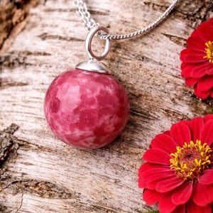 Prachtige gefacetteerde thuliet met een ketting van 925 sterling zilver. - Thuliet bol - gefacetteerde edelsteen bol - thuliet hanger