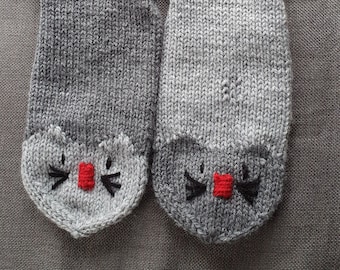 Stricksocken handgestrickte Socken mit Katzengesicht grau Kuschelsocken Socken mit Tiergesicht