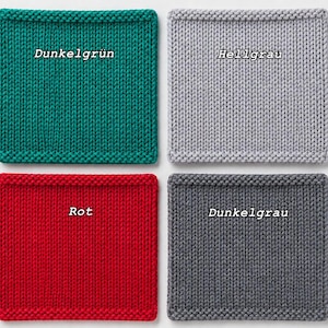 May include: Four square knitted swatches arranged in a grid. The top left is teal with the text Dunkelgr&uuml;n, top right is light grey with the text Hellgrau, bottom left is red with the text Rot, and bottom right is dark grey with the text Dunkelgrau.