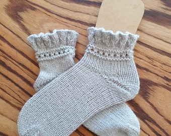 Handgestrickte Sneakersocken Stricksocken Sommersocken Söckchen handgestrickte Socken kurze Socken Wollsocken Socken mit Rüsche Rüschensocke