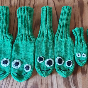 Roliga handstickade strumpor med broderade ansikten i många färger och storlekar.