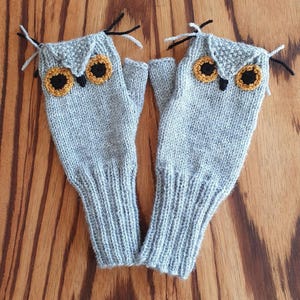 Hand-knitted arm warmers with owl motif, fingerless wrist warmers, knitted cuffs with owl face, gift for owl fans, autumn and winter accessory