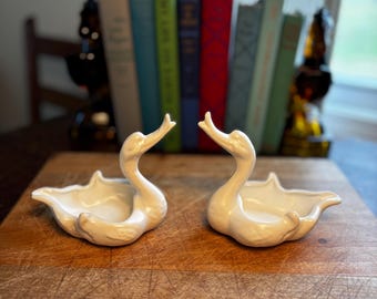 Juego vintage de 2 ceniceros personales Swan, mediados de siglo, artículos de colección para fumadores.