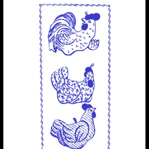 Pode incluir: Design de transferência multi-carimbo azul e branco com três galinhas. O design é etiquetado como "Design 7041 MULTI-STAMP TRANSFER".