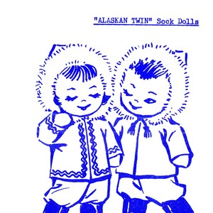 Peut inclure: Un patron de couture vintage pour des poupées en chaussettes "Alaskan Twin". Le patron montre deux poupées portant des vestes à capuche bleues et des pantalons, avec une bordure en fourrure blanche. Le numéro du patron est P. 189-T.