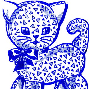 Puede incluir: Ilustración azul y blanca de un gato calicó con pajarita. El cuerpo del gato está cubierto de patrones triangulares. El texto dice "THE CALICO CAT (Aprox. 46 cm.)"
