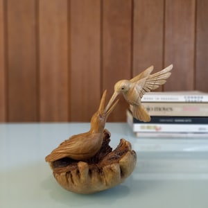 Escultura de alimentación de colibrí tallada a mano: figura de pájaro de madera en cuenco natural, decoración artística de vida silvestre, regalo hecho a mano inspirado en la naturaleza.