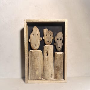 流木の家族の彫刻：手作りのボヘミアン風海岸壁アート
