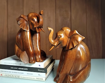Ręcznie rzeźbiona drewniana figurka słonia – siedząca figurka słonia – ręcznie robiona drewniana rzeźba z Bali – dekoracja zwierząt