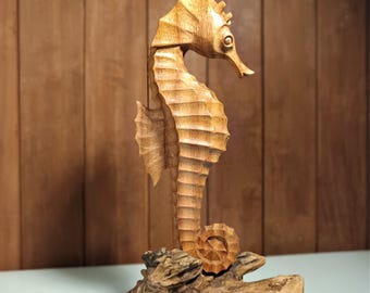 Escultura de caballito de mar de madera tallada a mano sobre base de madera flotante / Talla de madera de Bali / Decoración náutica costera