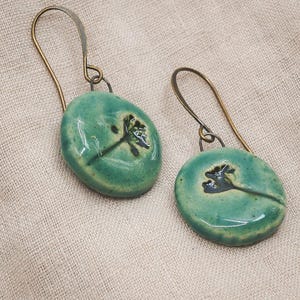 Botaniska keramiska hängande örhängen: Gröna naturinspirerade bohemiska smycken