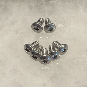 Puede incluir: Ocho tornillos plateados con cabeza de estrella.