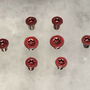 Przezroczyste czerwone śruby do Spyderco Yojimbo 2 Scale & Pivot - zestaw 8 szt.