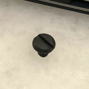 Puede incluir: Un tornillo de pl&aacute;stico negro con una sola ranura.