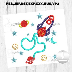 Puede incluir: Un diseño bordado con un cohete con llamas rojas, rodeado de estrellas, planetas y una luna creciente. El diseño es en tonos de rojo, azul, amarillo y turquesa sobre un fondo blanco. El texto "digitals" es visible.