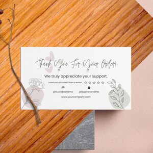 Puede incluir: Una tarjeta de agradecimiento blanca con un diseño floral y el texto "Thank You For Your Order! We truly appreciate your support. Loved your purchase? Share a review! ☆☆☆☆☆ @businessname @businessname www.yourcompany.com"