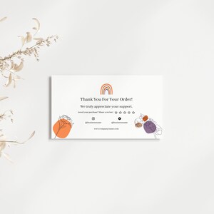 Puede incluir: Una tarjeta de agradecimiento blanca con un gráfico de arcoíris e ilustraciones florales. El texto dice "¡Gracias por tu pedido! Realmente apreciamos tu apoyo. ¿Te ha gustado tu compra? Comparte una reseña." La tarjeta también incluye identificadores de redes sociales y una dirección de sitio web.
