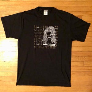 2000er Dolly Parton - In Dolly We Trust - glitzer gold Vintage T Shirt