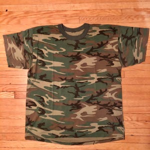 80s / 90s Classic Green Camo camouflage vintage tee shirt