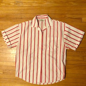 Camisa vintage de manga corta con botones y rayas rojas y blancas para hombre, con logotipo de dragón de Sears, años 80