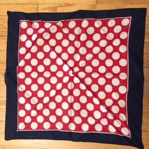 Pañuelo clásico de algodón vintage con lunares en rojo, blanco y azul marino de los años 70 y 80