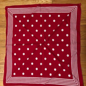 Pañuelo clásico de algodón vintage con lunares rojos y blancos de los años 80
