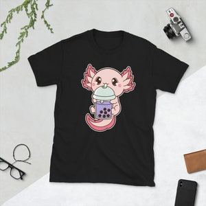 Könnte beinhalten: Schwarzes T-Shirt mit einem Cartoon-Axolotl, das ein violettes Boba-Tee mit schwarzen Tapiokaperlen hält.