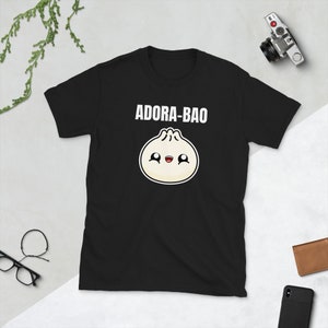Adora-bao Urocze bułeczki Bao Baozi Dumplings Azjatyckie jedzenie Foodie Chińskie Chiny Pun Zabawny pomysł na prezent Prezent urodzinowy Koszulka z krótkim rękawem unisex