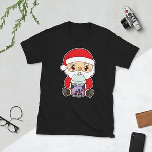 Kawaii Lindo Boba Santa Claus Feliz Navidad Navidad Comida asiática Amante de la comida Púrpura Taro Ube Bubble Pearl Milk Tea Camiseta unisex de manga corta