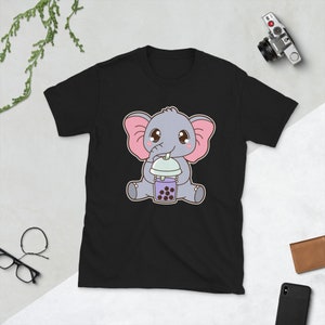 Kawaii Lindo Boba Elefante Amante de los animales Comida asiática Foodie Purple Taro Ube Bubble Pearl Milk Tea Camiseta unisex de manga corta