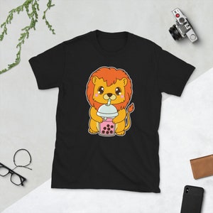 Kawaii Cute Boba Lion Leo Cub Animal Lover Asian Food Foodie Strawberry Rose Bubble Pearl Milk Tea Short-Sleeve Unisex T-Shirt