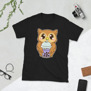 Kawaii Lindo Boba Búho Owlet Amante de los animales Comida asiática Foodie Purple Taro Ube Bubble Pearl Milk Tea Camiseta unisex de manga corta