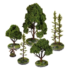 Könnte beinhalten: Eine Sammlung von Miniatur-Modellbäumen und einer Bigfoot-Figur. Das Set enthält drei Laubbäume mit grünem Blattwerk, zwei dünne Nadelbäume und eine braune Bigfoot-Figur, die alle auf einzelnen runden Sockeln mit Gras montiert sind.
