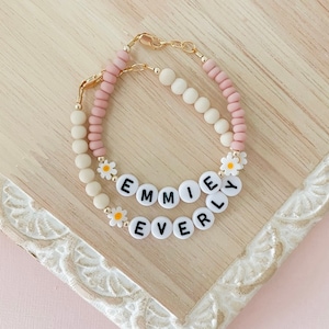 Pulsera de niña, pulsera con nombre de margarita, pulsera de bebé, pulsera con nombre personalizado