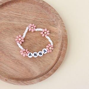 Daisy baby girl bracelet, first bracelet, daisy name bracelet, flower bracelet, baby girl bracelet, personalized name bracelet